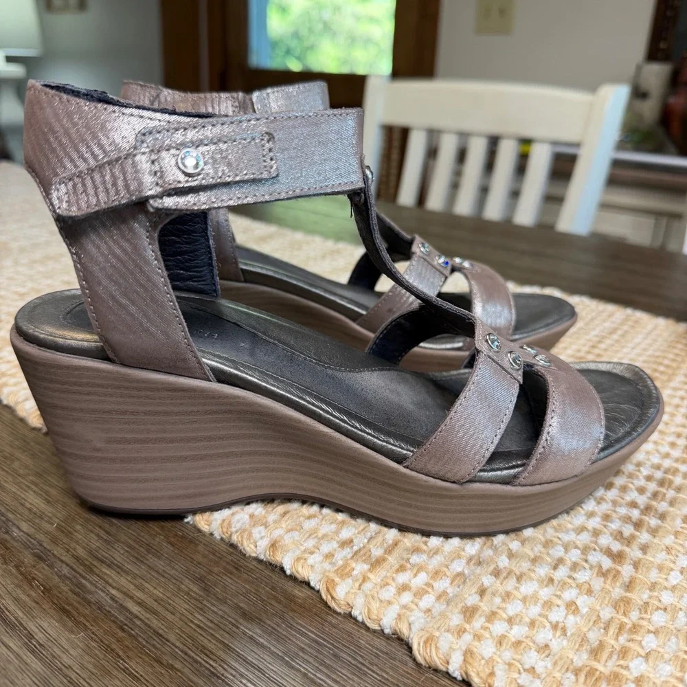 Naot Israel Flirt Wedge Metallic Taupe Leather T-Strap Sandals Women 40 US 9